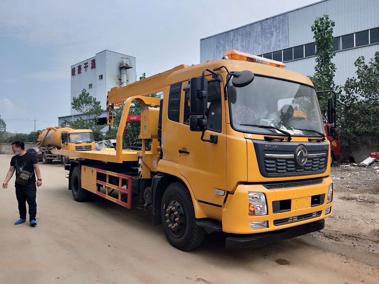 東風(fēng)天錦帶吊一拖二清障車